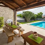 4 Bedroom Cozy Home In Dracevac Vakantiehuis *