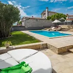 Vakantiehuis 4 Bedroom Cozy Home In Dracevac