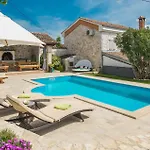 Vakantiehuis 4 Bedroom Cozy Home In Dracevac *