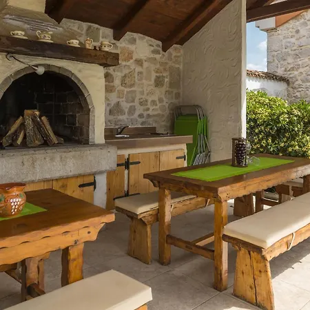 4 Bedroom Cozy Home In Dracevac * Dračevac