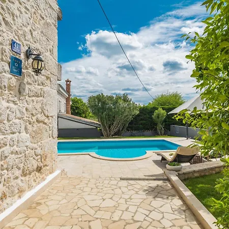 Vakantiehuis 4 Bedroom Cozy Home In Dracevac Dračevac
