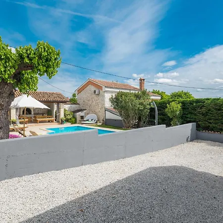 4 Bedroom Cozy Home In Dracevac